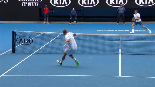 Federer avanti tutta: scambio durissimo e passante sulla riga Federer avanti tutta: scambio durissimo e passante sulla riga