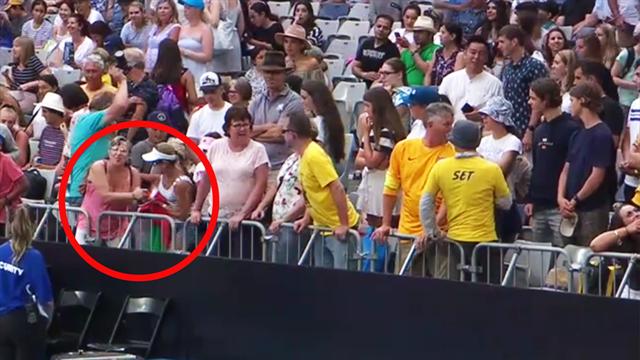 Fans streiten minutenlang um Stirnband, Ordner schreiten ein Fans streiten minutenlang um Stirnband, Ordner schreiten ein