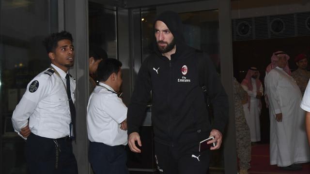 Higuain risponde al giornalista che gli chiede del Chelsea: "Stai cercando casino? Non lo troverai" Higuain risponde al giornalista che gli chiede del Chelsea: "Stai cercando casino? Non lo troverai"