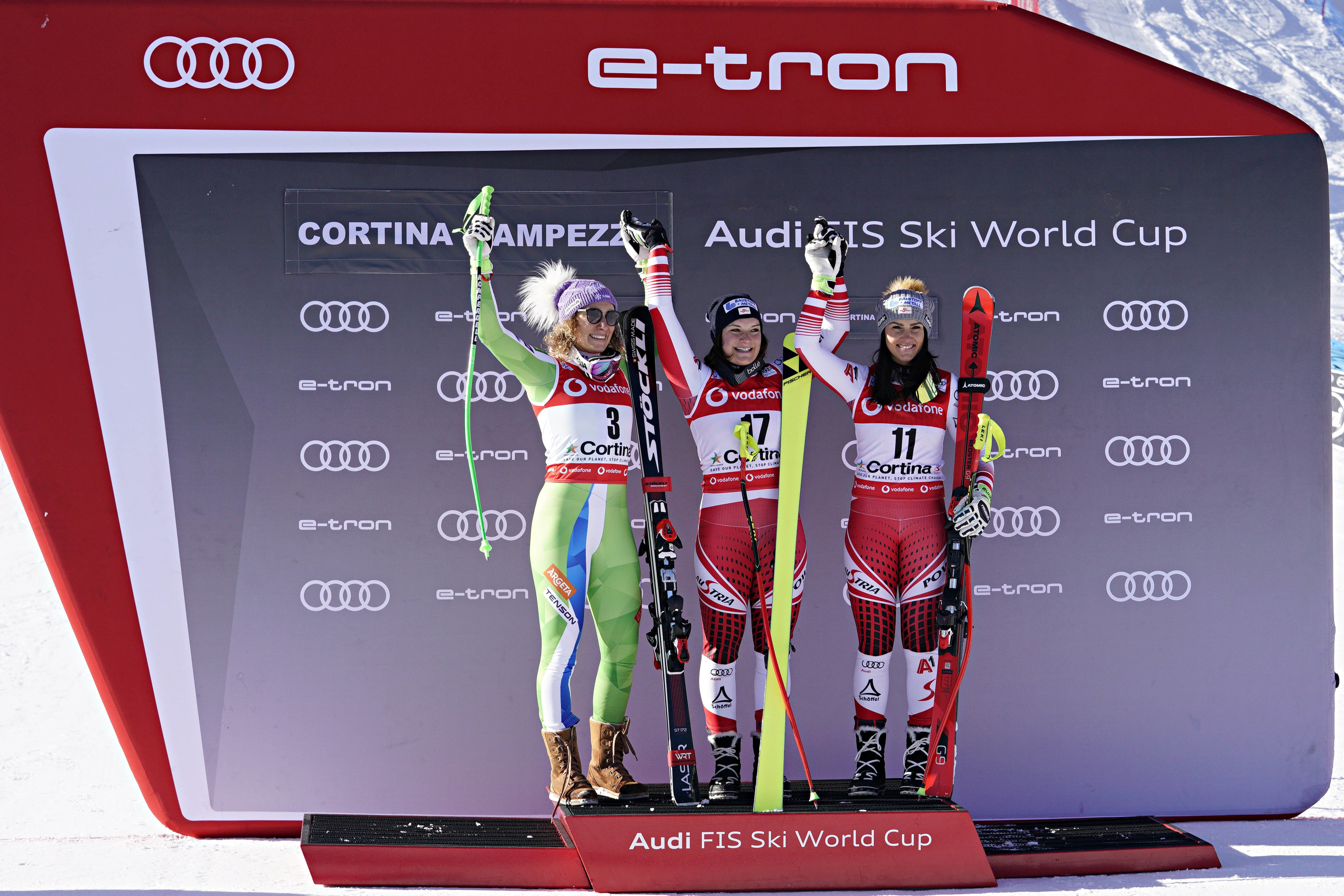 Ilka Stuhec, Ramona Siebenhofer, Stephanie Venier sur le podium de la descente de Cortina d'Ampezzo le 18 janvier 2019