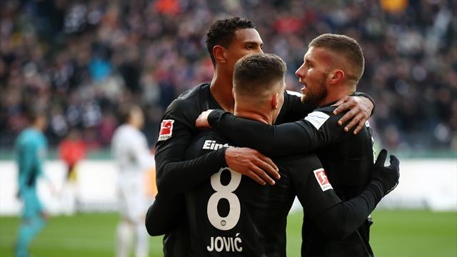 Büffel-Trio trifft: Frankfurt lässt gegen Freiburg nichts anbrennen