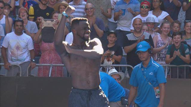Tiafoe incontenibile: festeggia vittoria e compleanno come Hulk Tiafoe incontenibile: festeggia vittoria e compleanno come Hulk