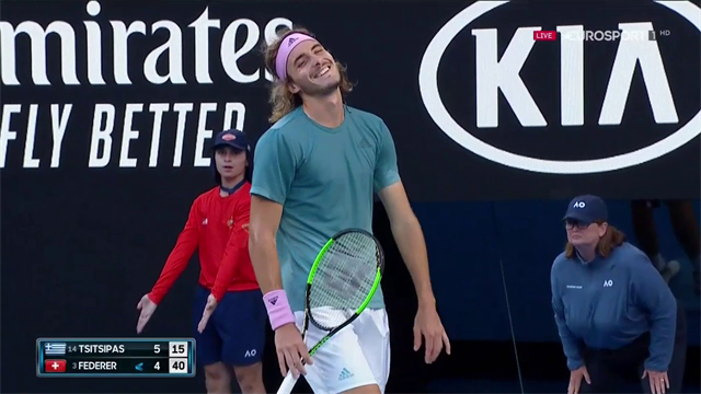 Dritto stupendo di Roger Federer sulla riga, Tsitsipas sorride sconsolato Dritto stupendo di Roger Federer sulla riga, Tsitsipas sorride sconsolato