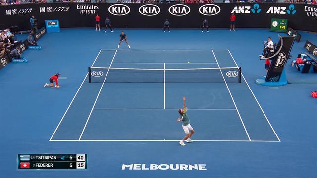 Tsitsipas, che riflessi! Parata a rete con tuffo contro Federer Tsitsipas, che riflessi! Parata a rete con tuffo contro Federer