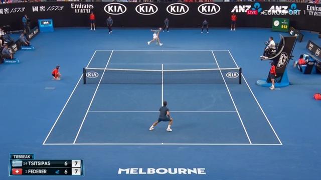 Meraviglia Federer con il rovescio in controbalzo, ma il set lo vince Tsitsipas Meraviglia Federer con il rovescio in controbalzo, ma il set lo vince Tsitsipas