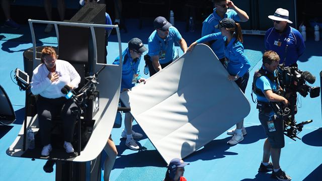 Enorme frayeur à Melbourne : l'arbitre du match Barty-Sharapova "attaquée" par la Spidercam Enorme frayeur à Melbourne : l'arbitre du match Barty-Sharapova "attaquée" par la Spidercam
