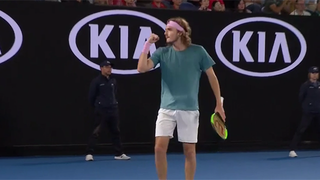 Che spettacolo Tsitsipas! Il greco vince il punto con un passante in corsa da applausi Che spettacolo Tsitsipas! Il greco vince il punto con un passante in corsa da applausi