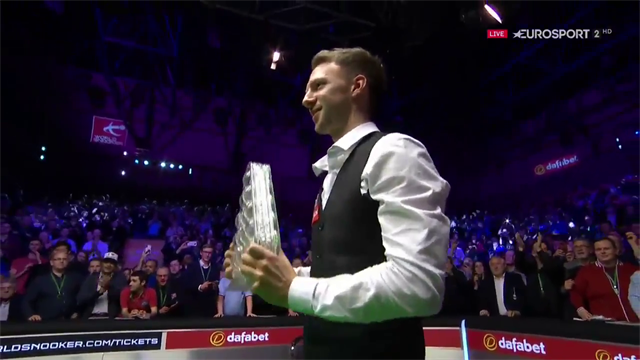 O'Sullivan hands his medal to a fan after losing to Trump in final O'Sullivan hands his medal to a fan after losing to Trump in final