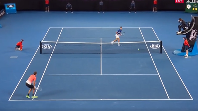 Super volée in allungo di Djokovic! Il serbo salva così la palla break Super volée in allungo di Djokovic! Il serbo salva così la palla break