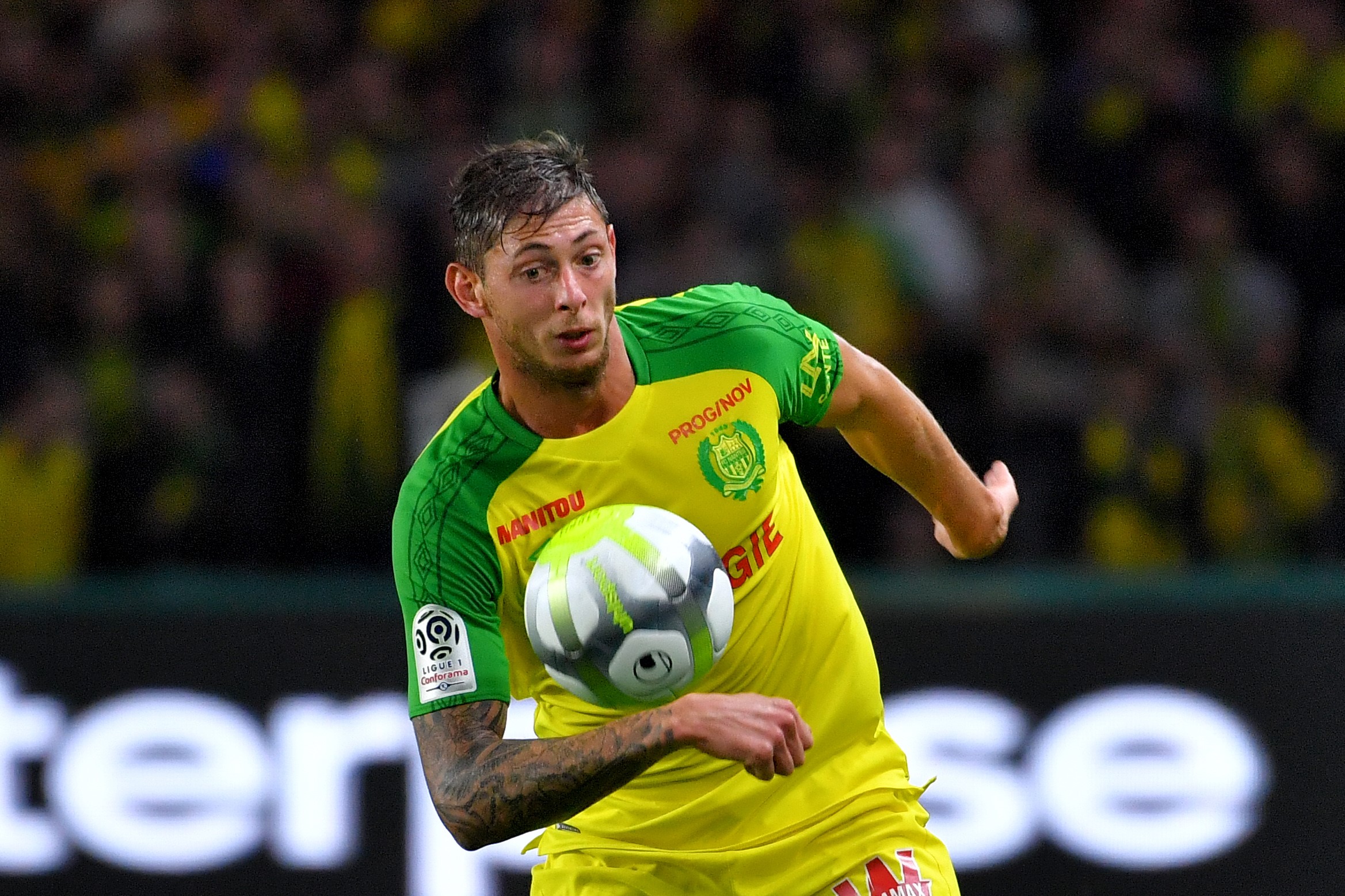 Nantes' Argentinian forward Emiliano Sala eyes the ball during the French L1 football match Nantes vs Metz at the La Beaujoire stadium in Nantes, western France, on September 30, 2017. / AFP PHOTO / LOIC VENANCE (Photo credit should read LOIC VENANCE/AFP/