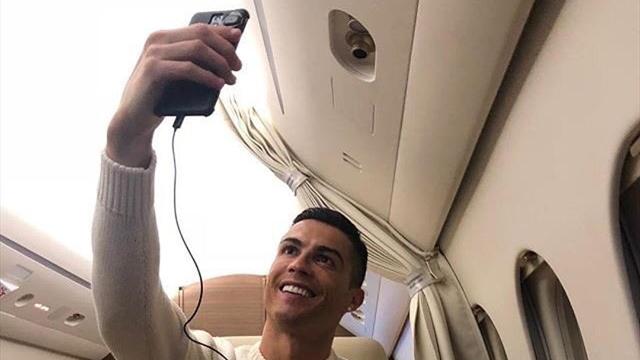 Ronaldo, il selfie in aereo scatena le critiche: "Era davvero il caso di farlo oggi?"