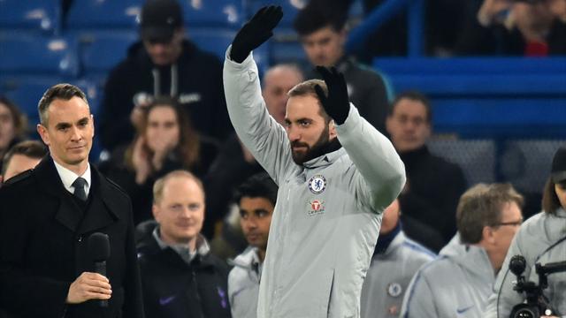 Higuain si presenta a Stamford Bridge: timida accoglienza dei tifosi del Chelsea