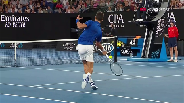 Novak Djokovic disegna il campo e chiude col dritto, come alla Playstation Novak Djokovic disegna il campo e chiude col dritto, come alla Playstation