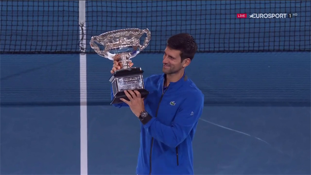 Il momento della leggenda: Novak Djokovic alza il trofeo per la settima volta Il momento della leggenda: Novak Djokovic alza il trofeo per la settima volta