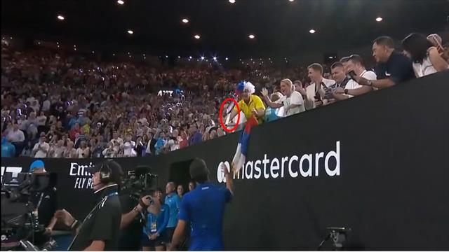 Open Australia 2019: El detallazo de Djokovic con un fan regalándole la raqueta Open Australia 2019: El detallazo de Djokovic con un fan regalándole la raqueta