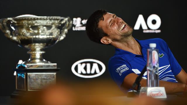 Fou rire en conférence de presse après l'imitation d'un journaliste par Djokovic Fou rire en conférence de presse après l'imitation d'un journaliste par Djokovic