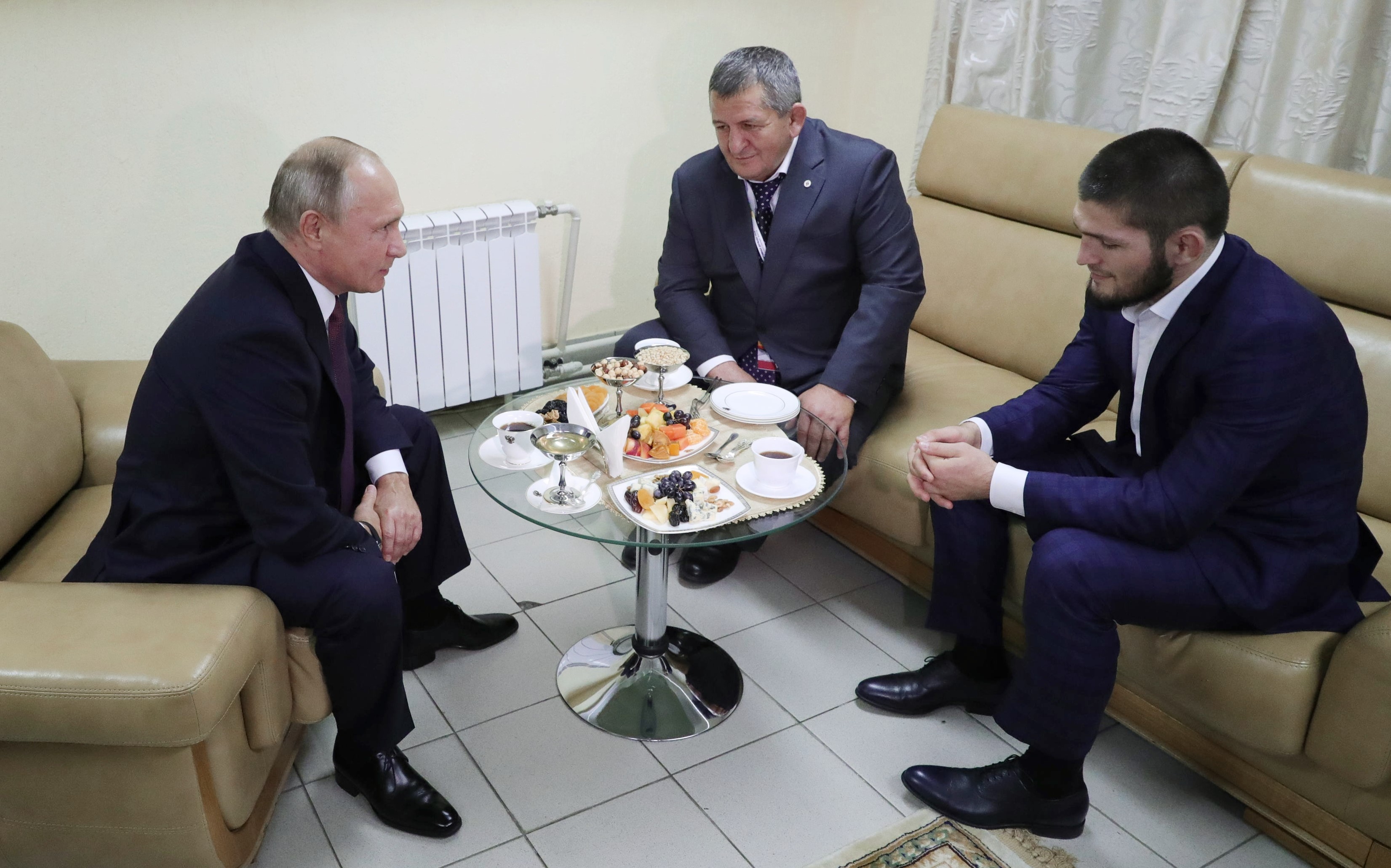 Vladimir Putin s-a întâlnit cu Khabib și tatăl său Abdulmanap în 2019