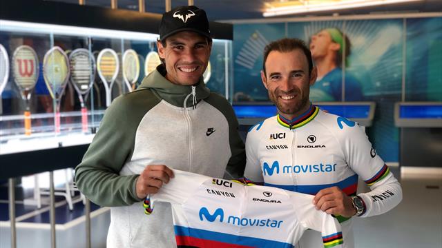 Alejandro Valverde regala a Nadal su maillot arcoíris de campeón del mundo Alejandro Valverde regala a Nadal su maillot arcoíris de campeón del mundo