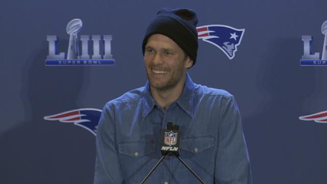 En pleine conf' de presse, un chanteur de ukulélé vient chanter "We are the champions" à Tom Brady En pleine conf' de presse, un chanteur de ukulélé vient chanter "We are the champions" à Tom Brady