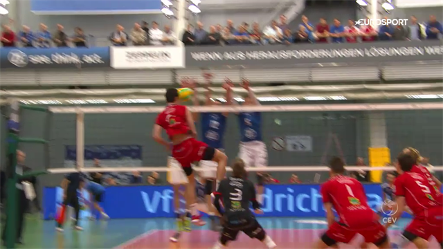 Kurioser Kopfballpunkt: Volleyballer punktet mit Köpfchen Kurioser Kopfballpunkt: Volleyballer punktet mit Köpfchen