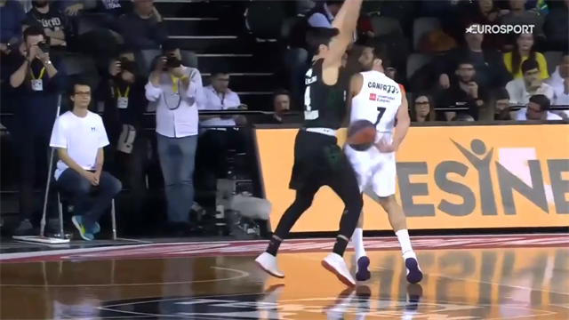 Tunnel e assist dietro la schiena! Due perle del mago Campazzo Tunnel e assist dietro la schiena! Due perle del mago Campazzo