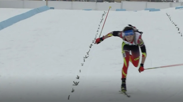 Großes Kämpferherz: Biathlon-Youngster schleppt sich mit einem Ski ins Ziel Großes Kämpferherz: Biathlon-Youngster schleppt sich mit einem Ski ins Ziel