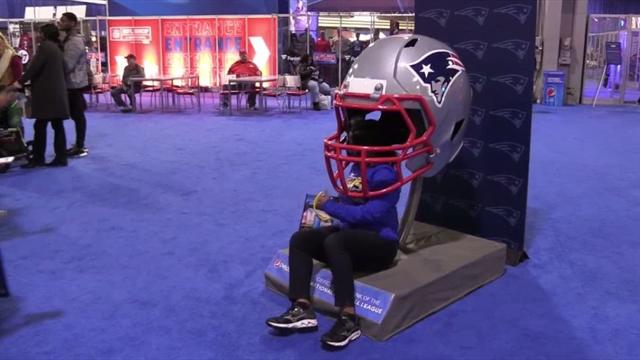 De cascos gigantes a fabricar un balón de fútbol americano: así es la fan zone de la Super Bowl De cascos gigantes a fabricar un balón de fútbol americano: así es la fan zone de la Super Bowl