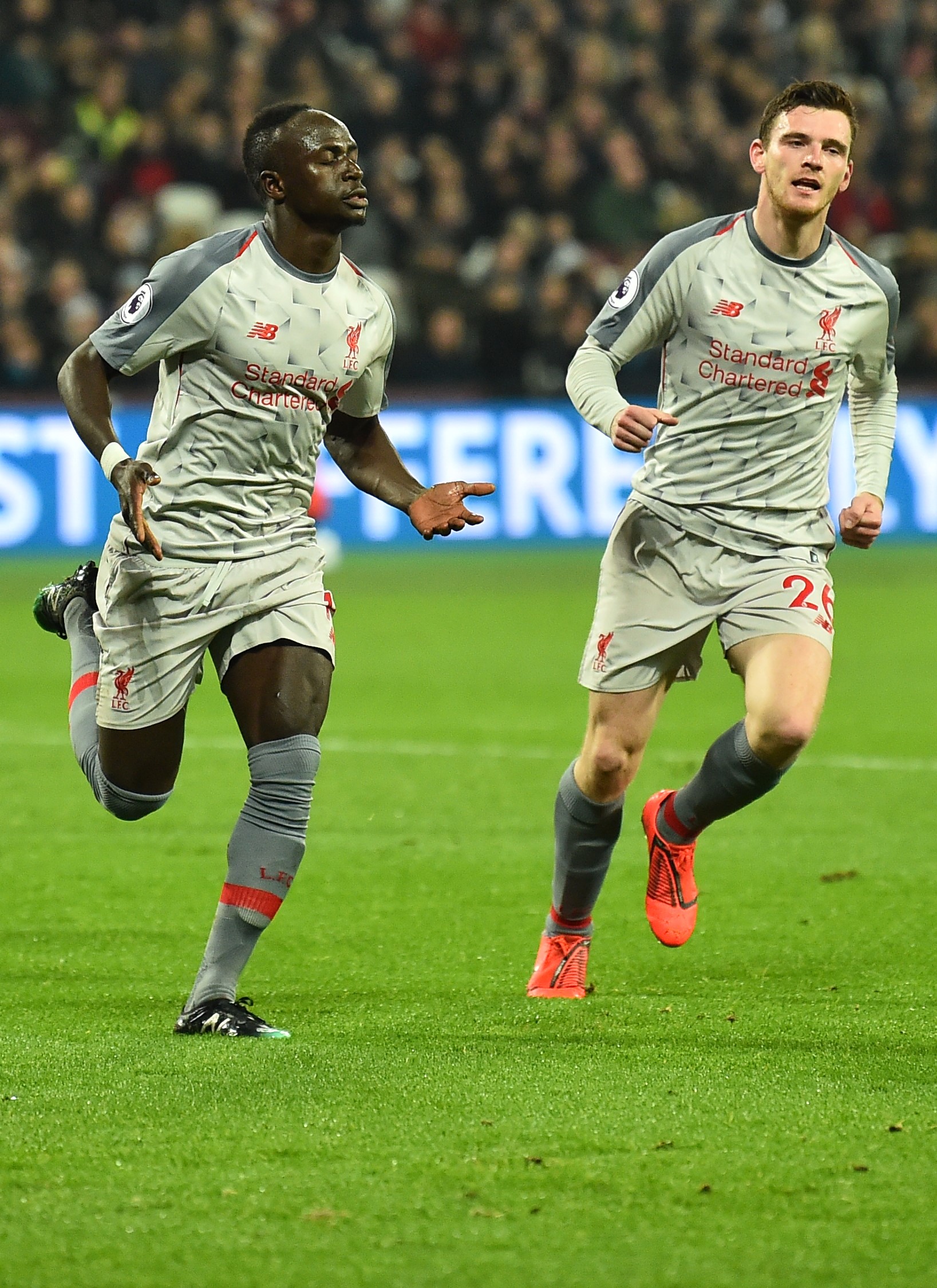 Sadio Mane célèbre avec Andrew Robertson son but pour Liverpool contre West Ham en Premier League le 4 février 2019