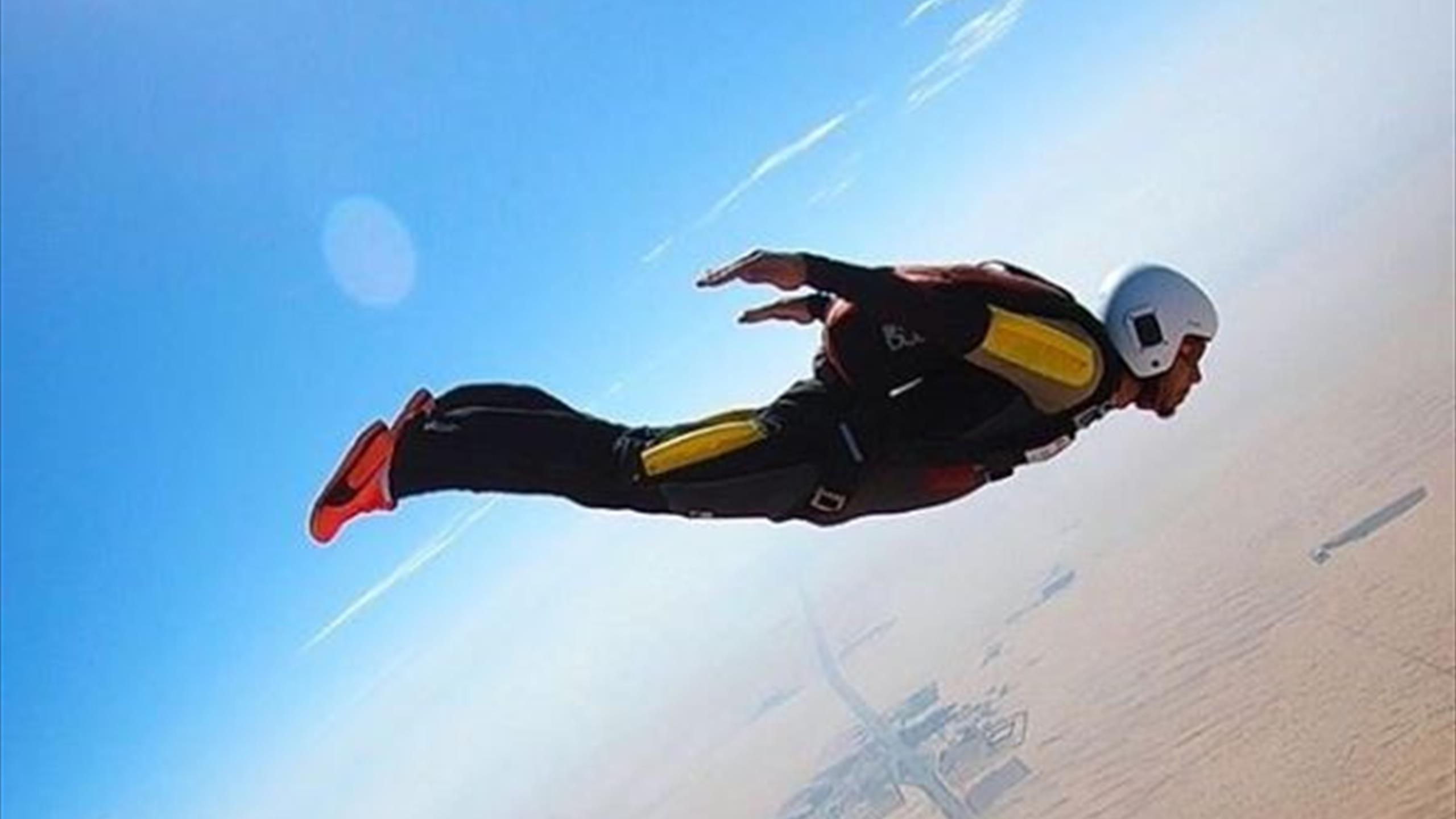 Парашютисты в воздухе. Парашют падает. Человек с парашютом. Экстремальные виды спорта. Парашютный спорт.