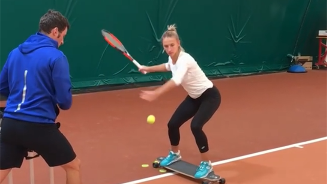 Tennis auf dem Skateboard? Tennis-Star beweist: Das geht!
