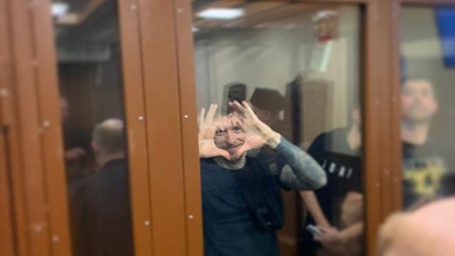 «Все будет хорошо». Мамаев мило напомнил Алане о любви с помощью сердечка из пальцев