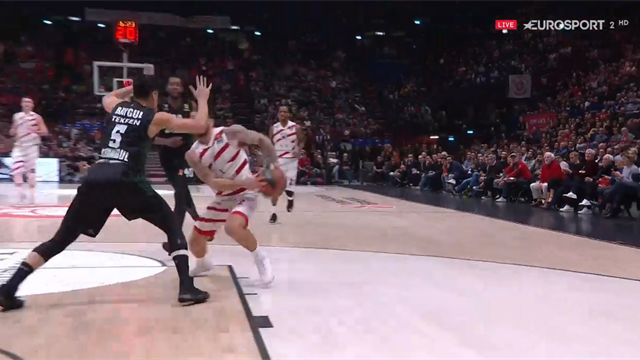 Eurostep a velocità supersonica di Mike James, che inventa un'altra magia per Milano Eurostep a velocità supersonica di Mike James, che inventa un'altra magia per Milano