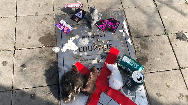 La placa de Courtois en el Metropolitano, destrozada y cubierta con ratas de peluche