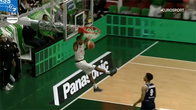 E' il più basso in campo ma va più in alto di tutti: Keifer Sykes! E' il più basso in campo ma va più in alto di tutti: Keifer Sykes!