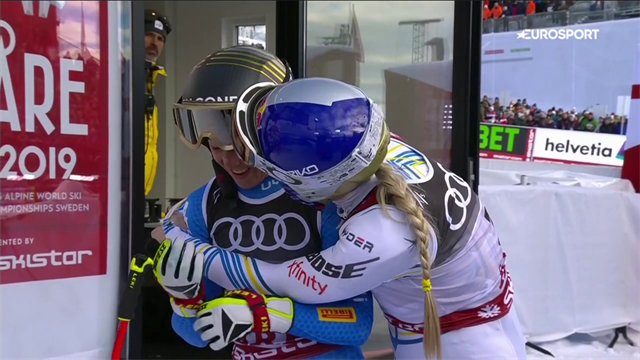 Delusione Goggia: Lindsey Vonn la consola con un abbraccio Delusione Goggia: Lindsey Vonn la consola con un abbraccio