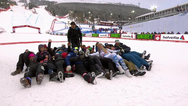 Lindsey Vonn e il suo team festeggiano con uno strike: tutti a terra per il bowling umano Lindsey Vonn e il suo team festeggiano con uno strike: tutti a terra per il bowling umano