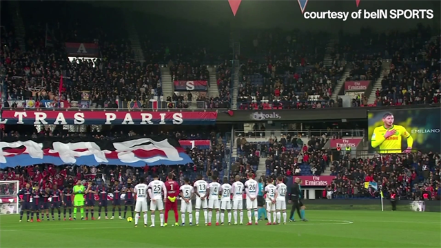 Tutto il Parco dei Principi ricorda Emiliano Sala: toccante minuto di silenzio in PSG-Bordeaux Tutto il Parco dei Principi ricorda Emiliano Sala: toccante minuto di silenzio in PSG-Bordeaux