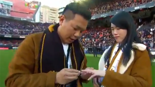 En Mestalla se respira amor, la emotiva pedida de mano en el descanso del partido