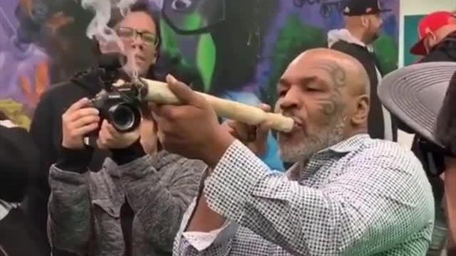 Тайсон пришел на каннабис-фестиваль и выкурил косяк размером с руку Голлума
