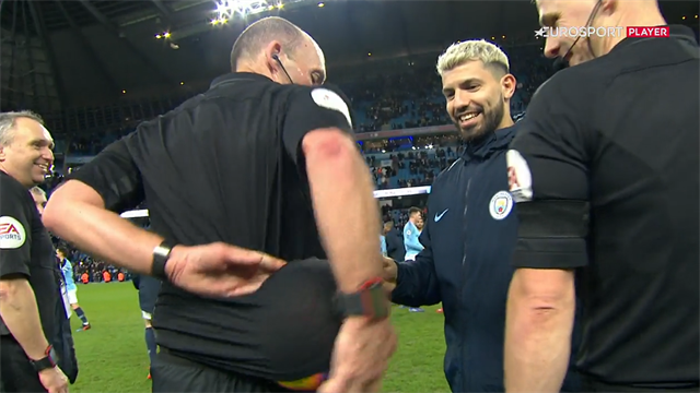 Mike Dean laver sjov med Agüero: Hvor er min hattrick-bold? Mike Dean laver sjov med Agüero: Hvor er min hattrick-bold?