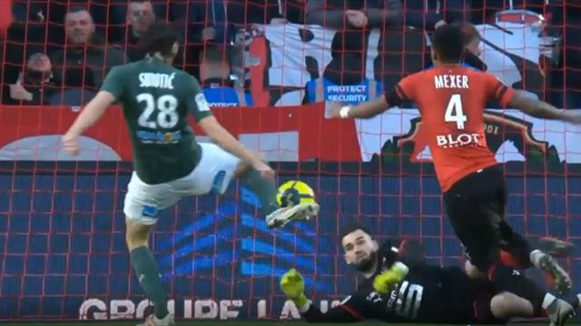 Subotic mit bitterem Fehlschuss aus zwei Metern Subotic mit bitterem Fehlschuss aus zwei Metern