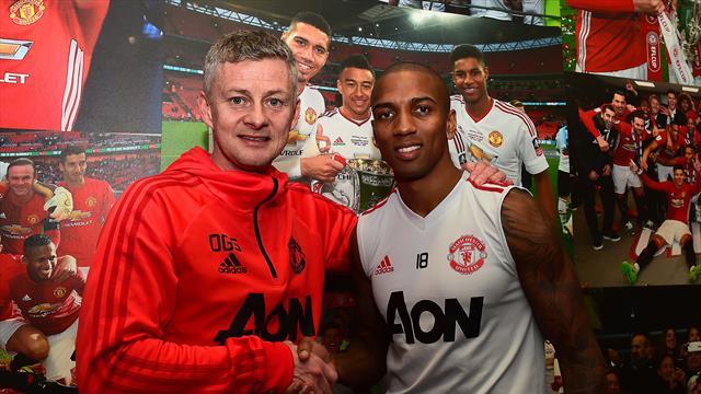 Young signs contract extension at United