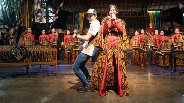 El show de Marc Márquez bailando 'Despacito' ante sus seguidores indonesios El show de Marc Márquez bailando 'Despacito' ante sus seguidores indonesios