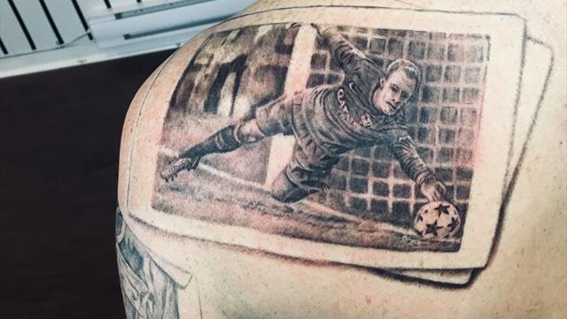 El impresionante tatuaje de uno de los paradones más míticos de Ter Stegen