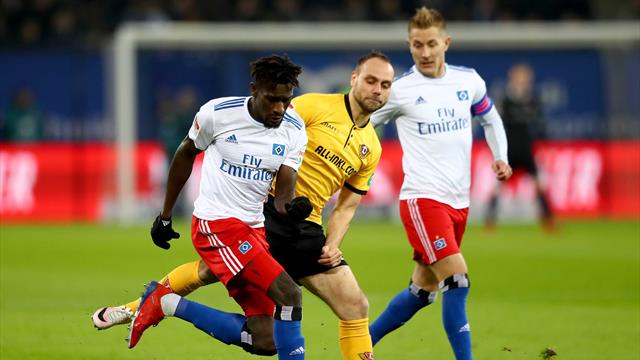 Torwart-Patzer bringt HSV den Sieg