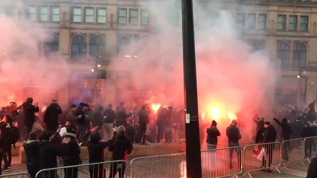 Los ultras del PSG la lían en pleno centro de Manchester: Bailes, bengalas y cánticos Los ultras del PSG la lían en pleno centro de Manchester: Bailes, bengalas y cánticos