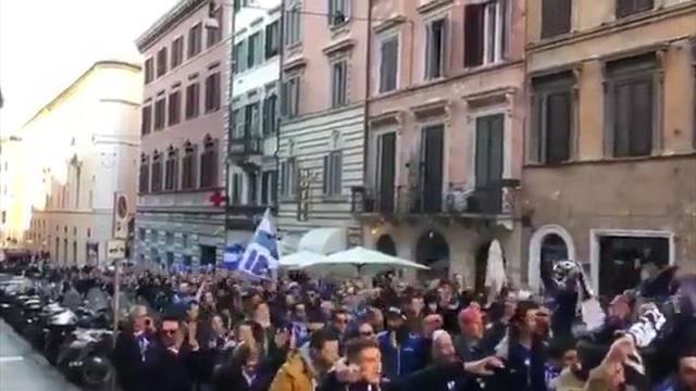 Impresionante marea azul de los aficionados del Oporto en las calles de Roma Impresionante marea azul de los aficionados del Oporto en las calles de Roma