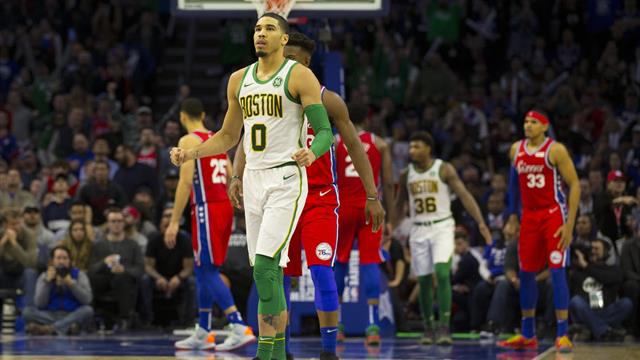 La giocata della notte: Embiid da una parte, pallone dall'altra: che numero di Jayson Tatum!