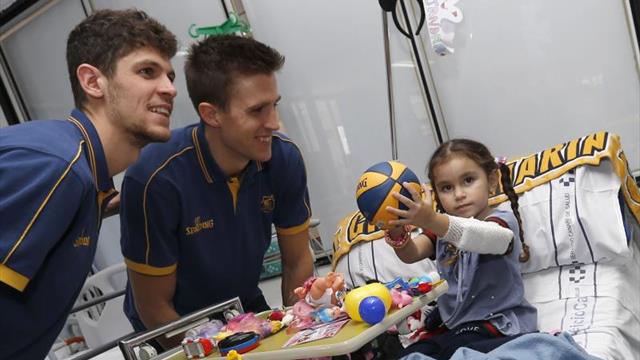 Los niños que se recuperan en el Materno reciben la visita del 'Granca'