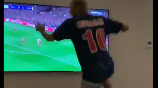 Même sur une jambe, Neymar a dignement célébré les buts du PSG face à MU